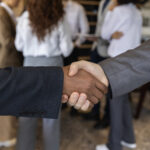 pessoas que participam evento de negocios